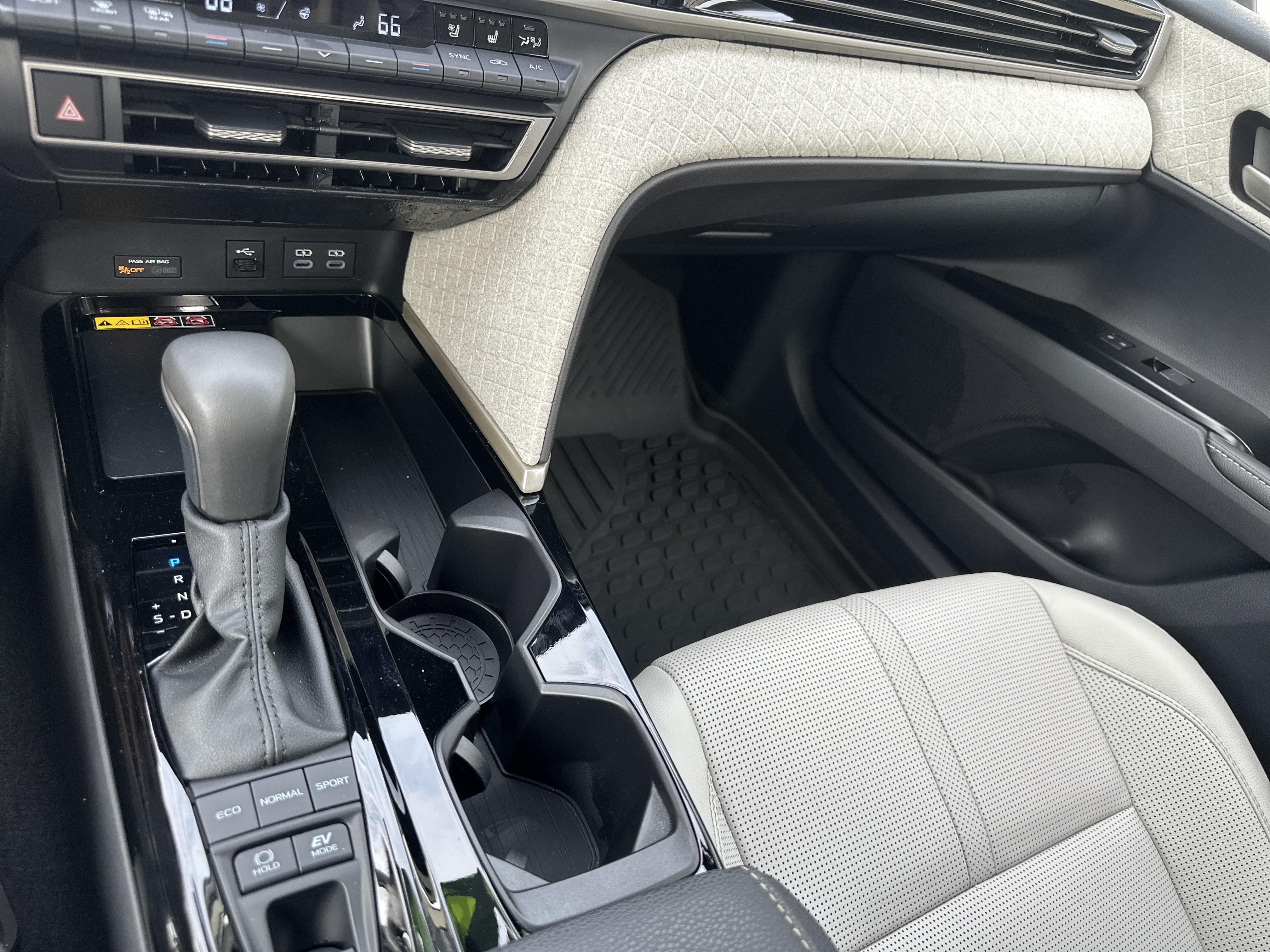Used 2025 Toyota Camry XLE w/ Premium Plus Package FWD image 19