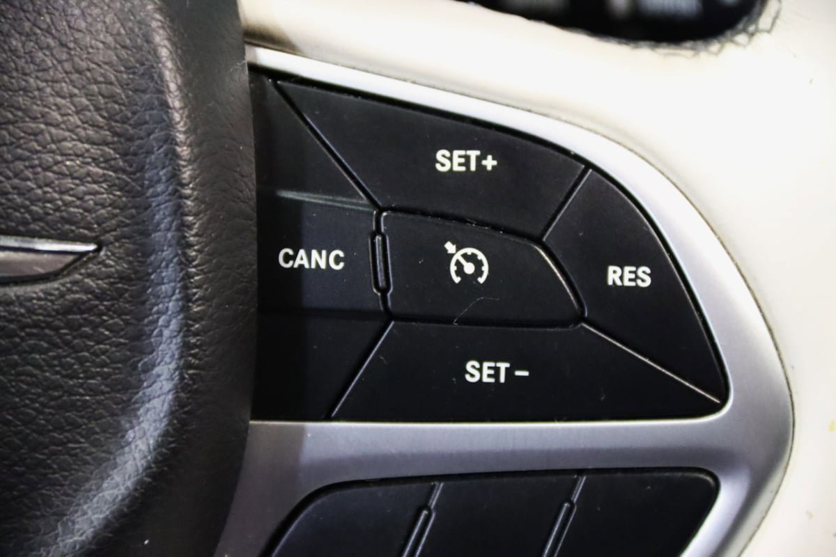 Used 2018 Chrysler Pacifica Limited FWD image 19