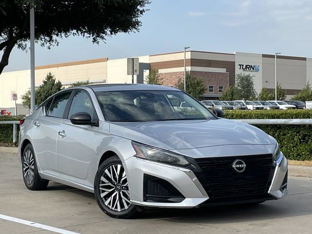 Used 2024 Nissan Altima 2.5 SV FWD image 2