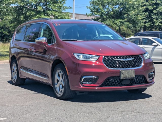 Used 2022 Chrysler Pacifica Limited w/ Uconnect Theater Family Group AWD/4WD image 3