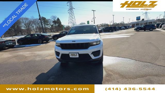 Used 2023 Jeep Grand Cherokee Altitude image 3
