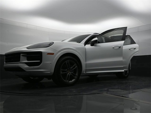 Used 2025 Porsche Cayenne image 30