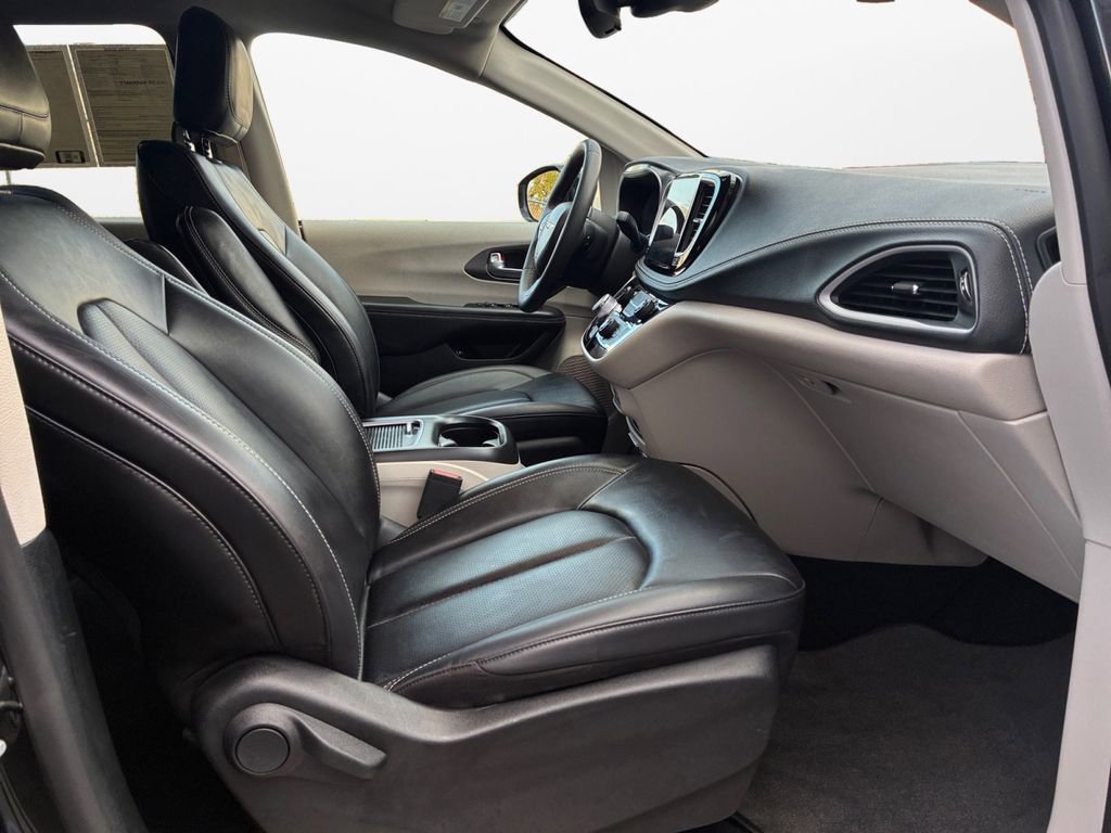 Used 2024 Chrysler Pacifica Select image 23