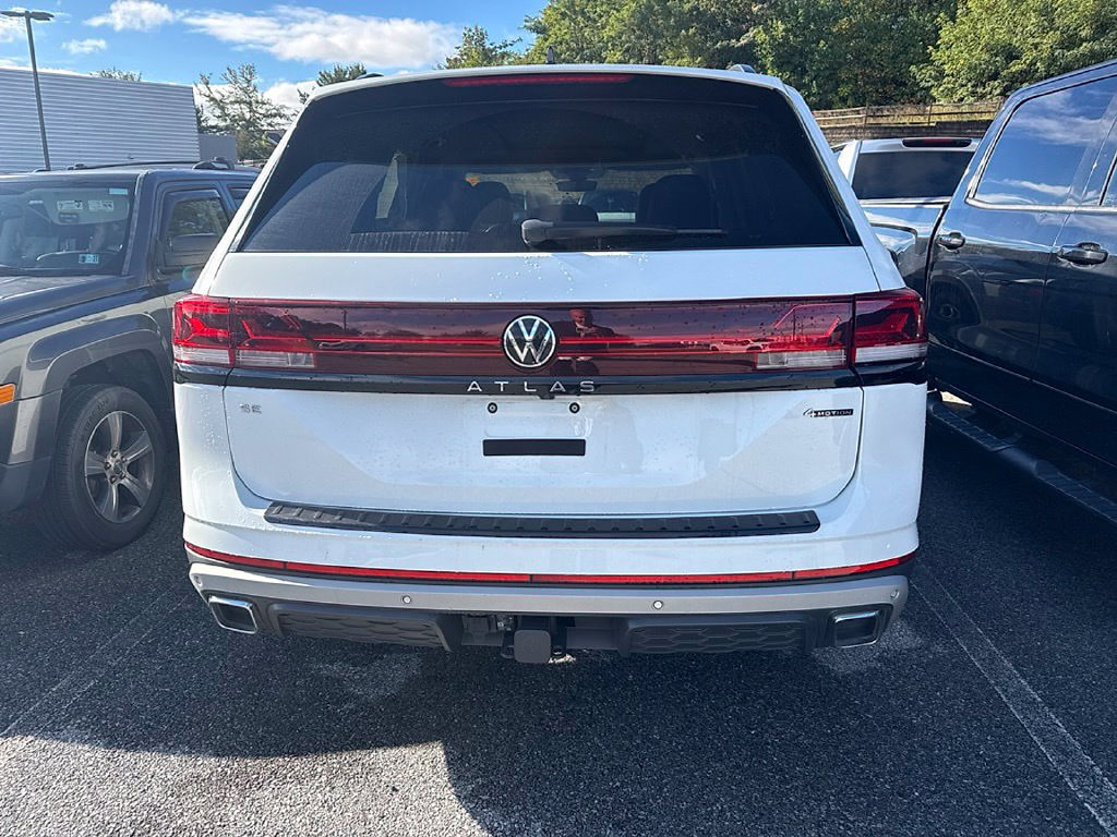 Used 2024 Volkswagen Atlas Peak Edition SE AWD/4WD image 6