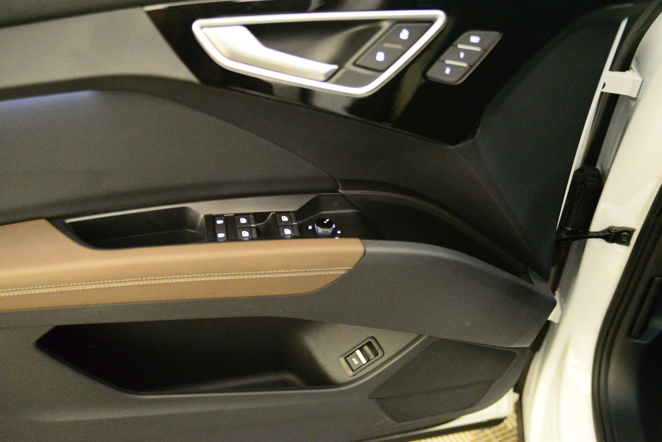 Certified 2025 Audi Q4 e-tron Premium w/ Convenience Package image 27