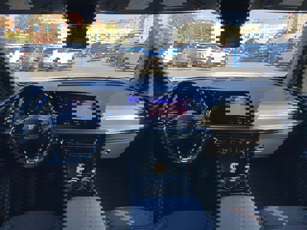 Used 2025 Chevrolet Traverse LT image 3