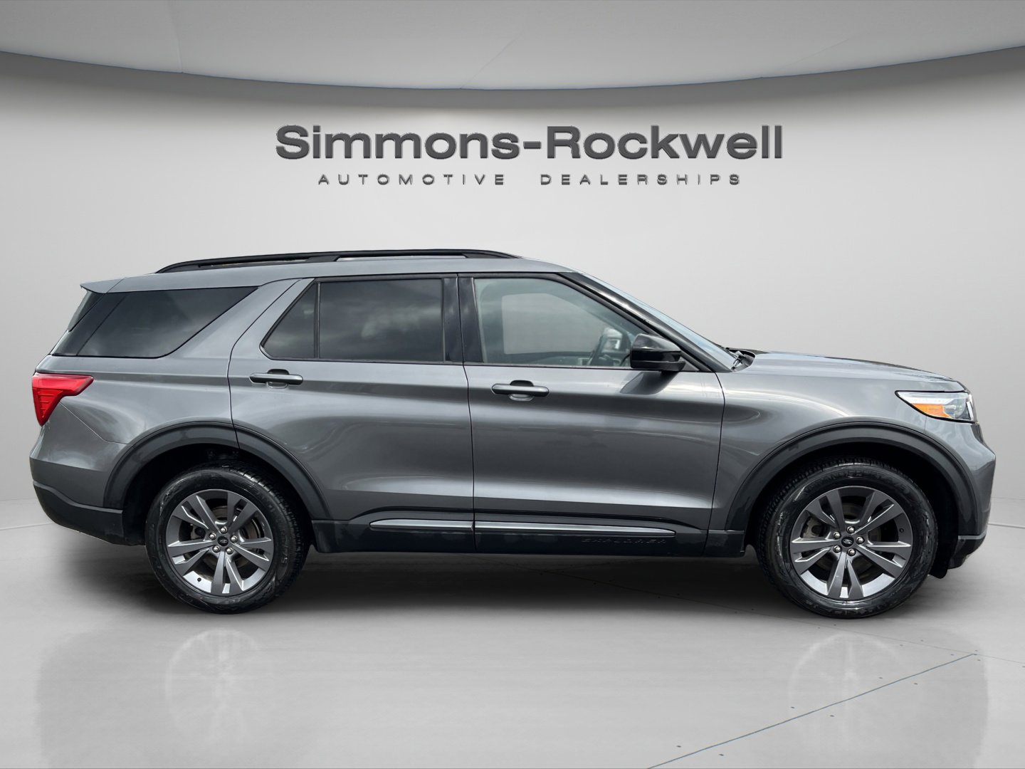 Used 2023 Ford Explorer XLT w/ Equipment Group 202A AWD/4WD image 4