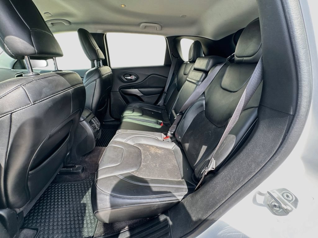 Used 2019 Jeep Cherokee Latitude Plus w/ Cold Weather Group AWD/4WD image 25