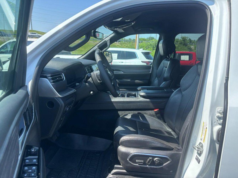 Used 2024 Jeep Wagoneer Series III AWD/4WD image 9