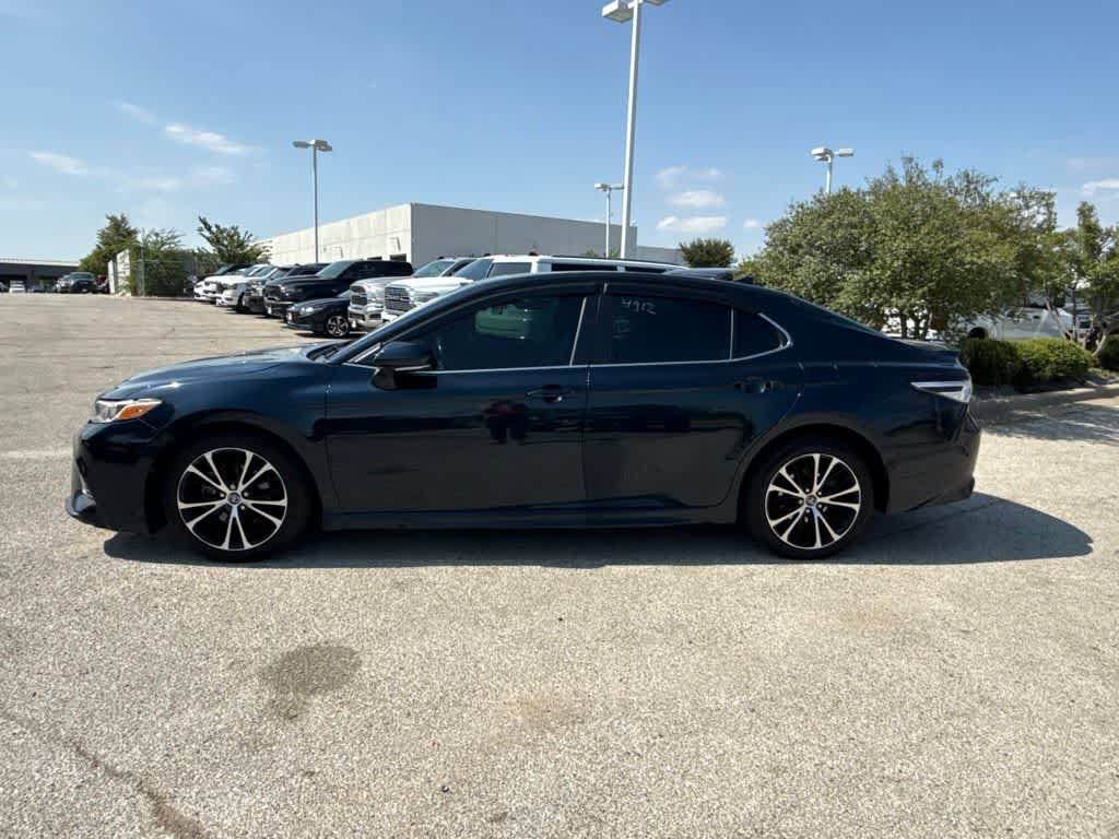 Used 2020 Toyota Camry SE w/ Convenience Package FWD image 2