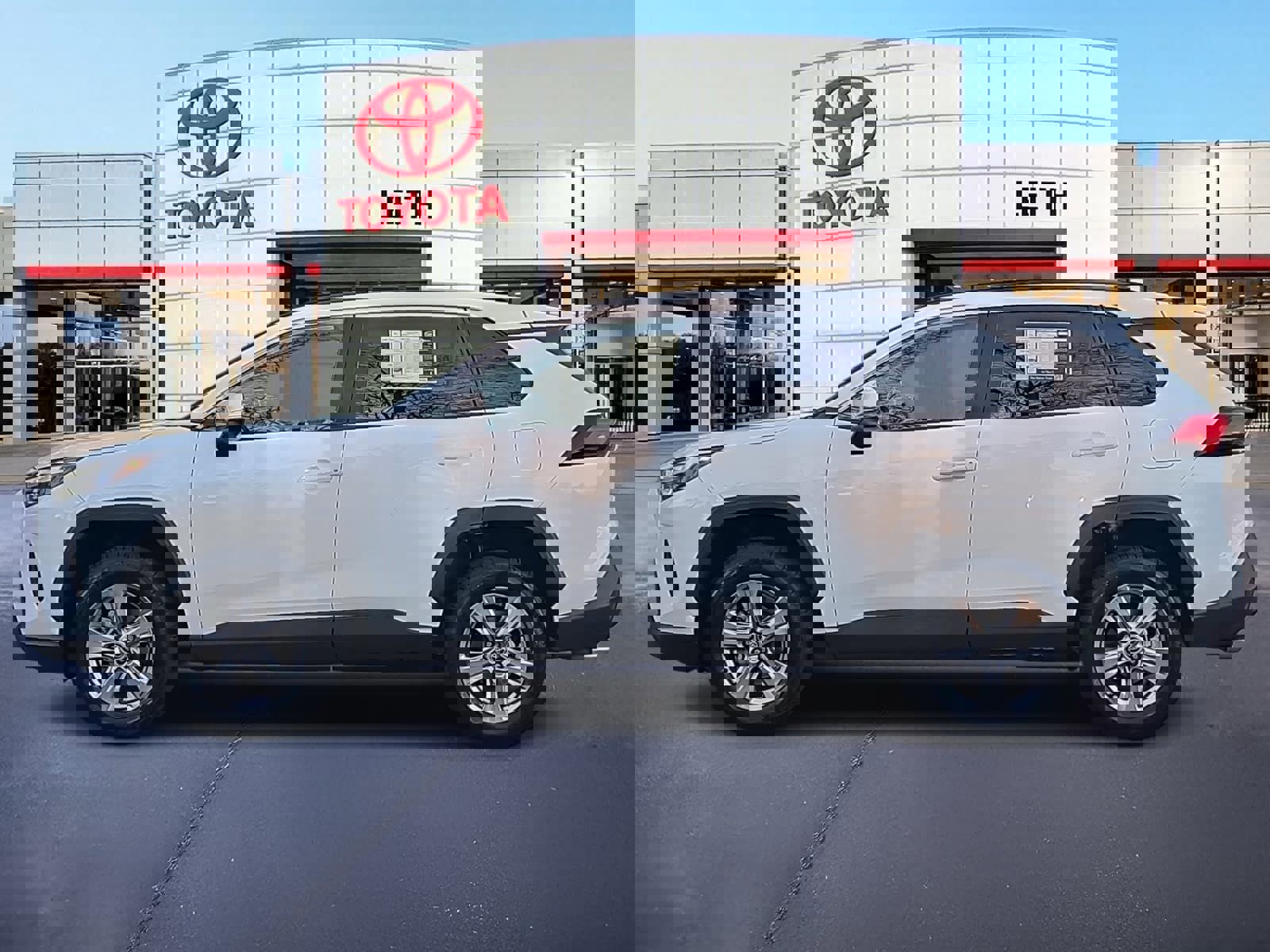 Used 2023 Toyota RAV4 XLE w/ Convenience Package image 8