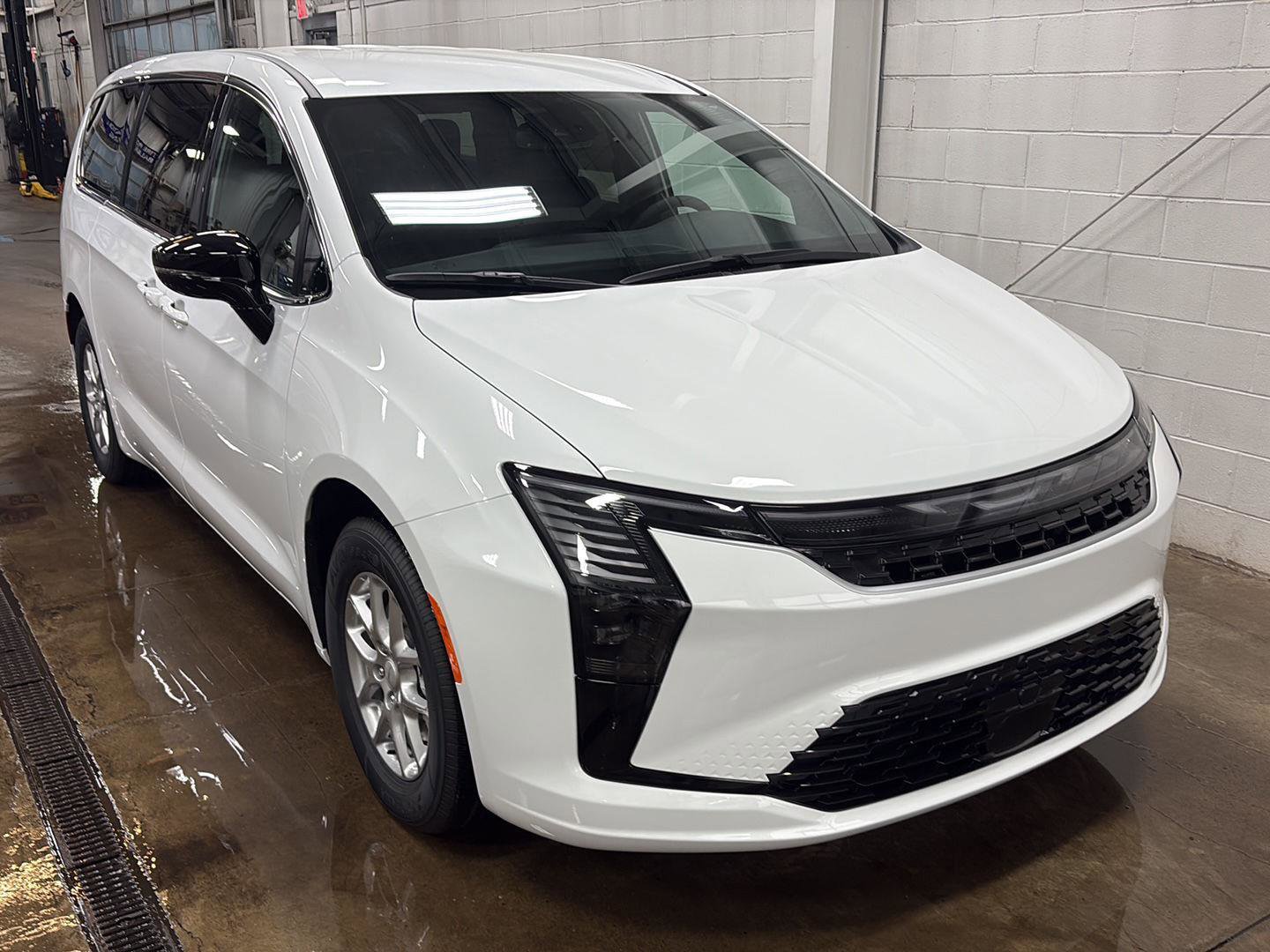 New 2027 Chrysler Pacifica Select FWD image 2