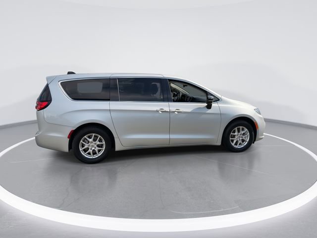 Used 2024 Chrysler Pacifica Touring-L image 9