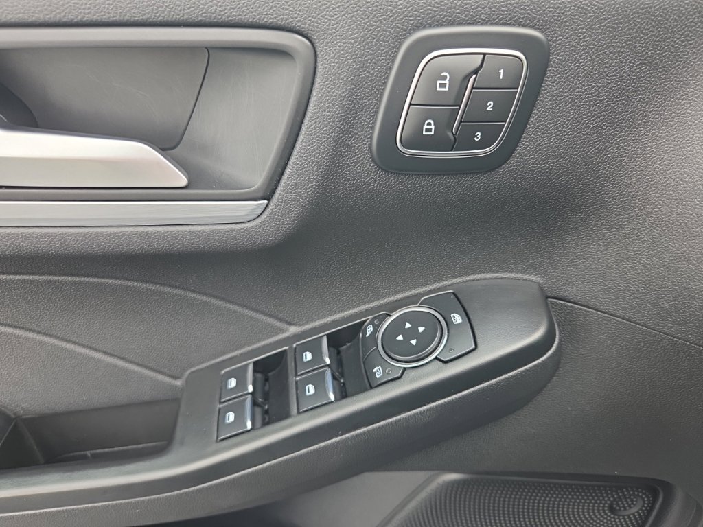 Used 2025 Ford Escape Platinum AWD/4WD image 28