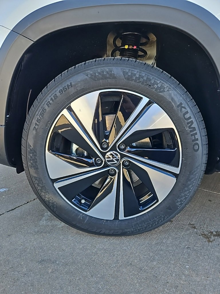 New 2026 Volkswagen Taos SE image 9