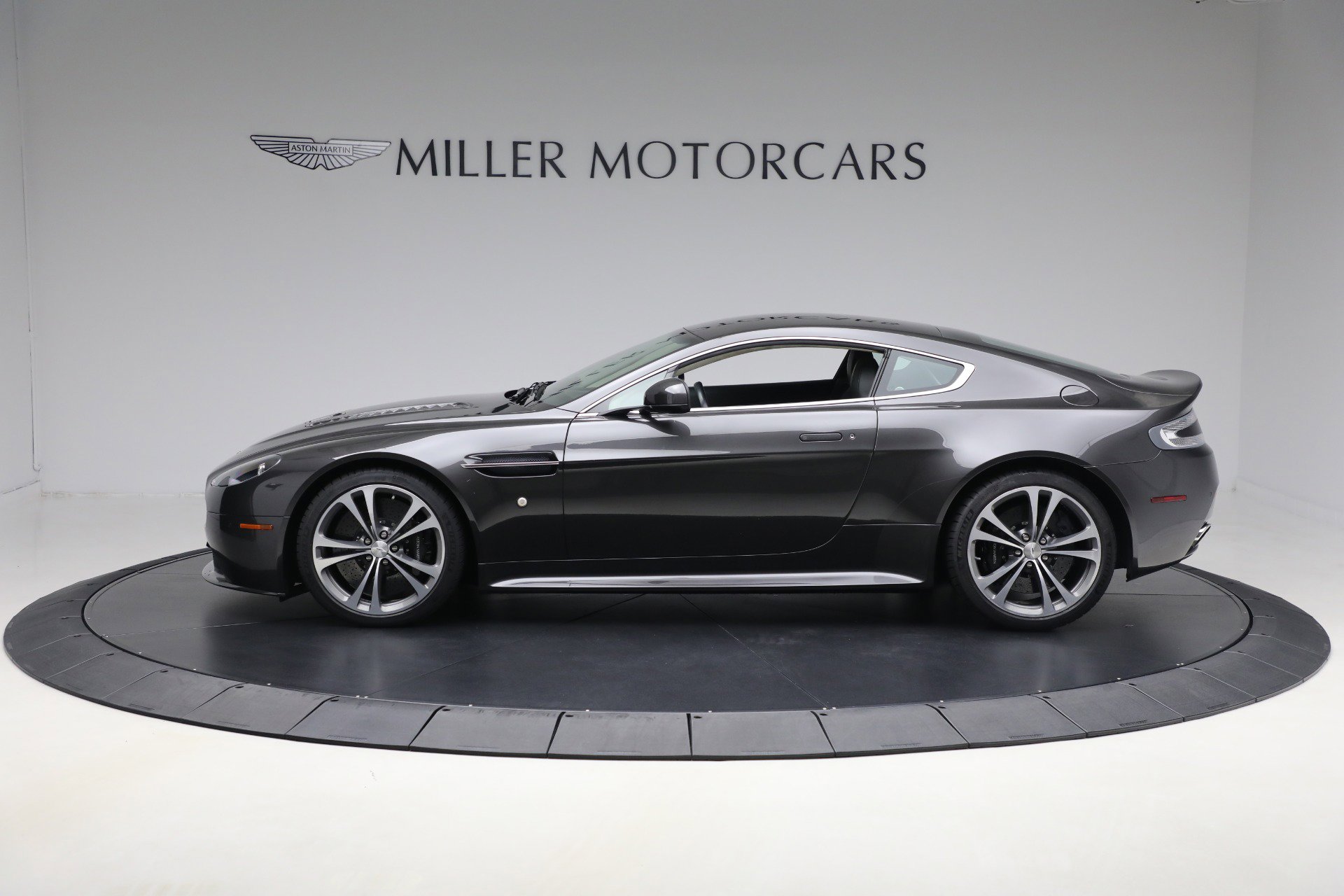Used 2011 Aston Martin V12 Vantage Coupe image 3