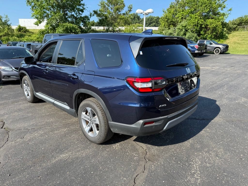 Used 2025 Honda Pilot EX-L image 2