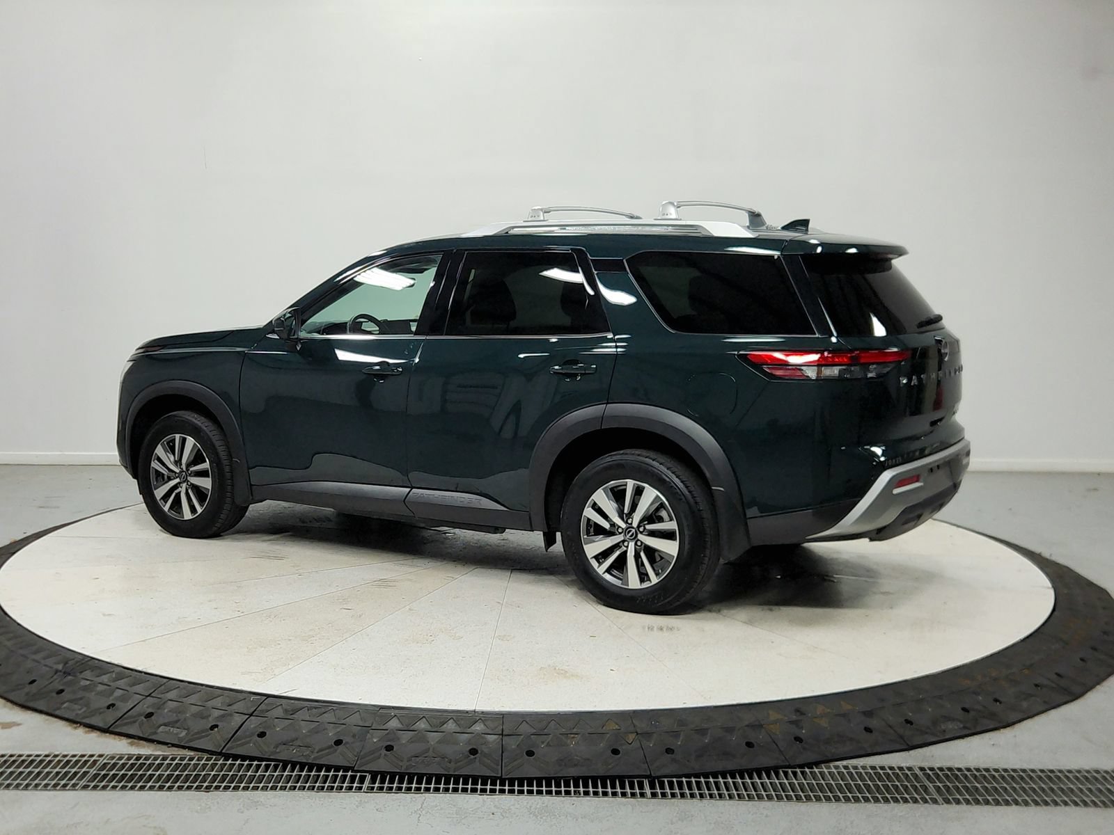 Used 2025 Nissan Pathfinder SL AWD/4WD image 6