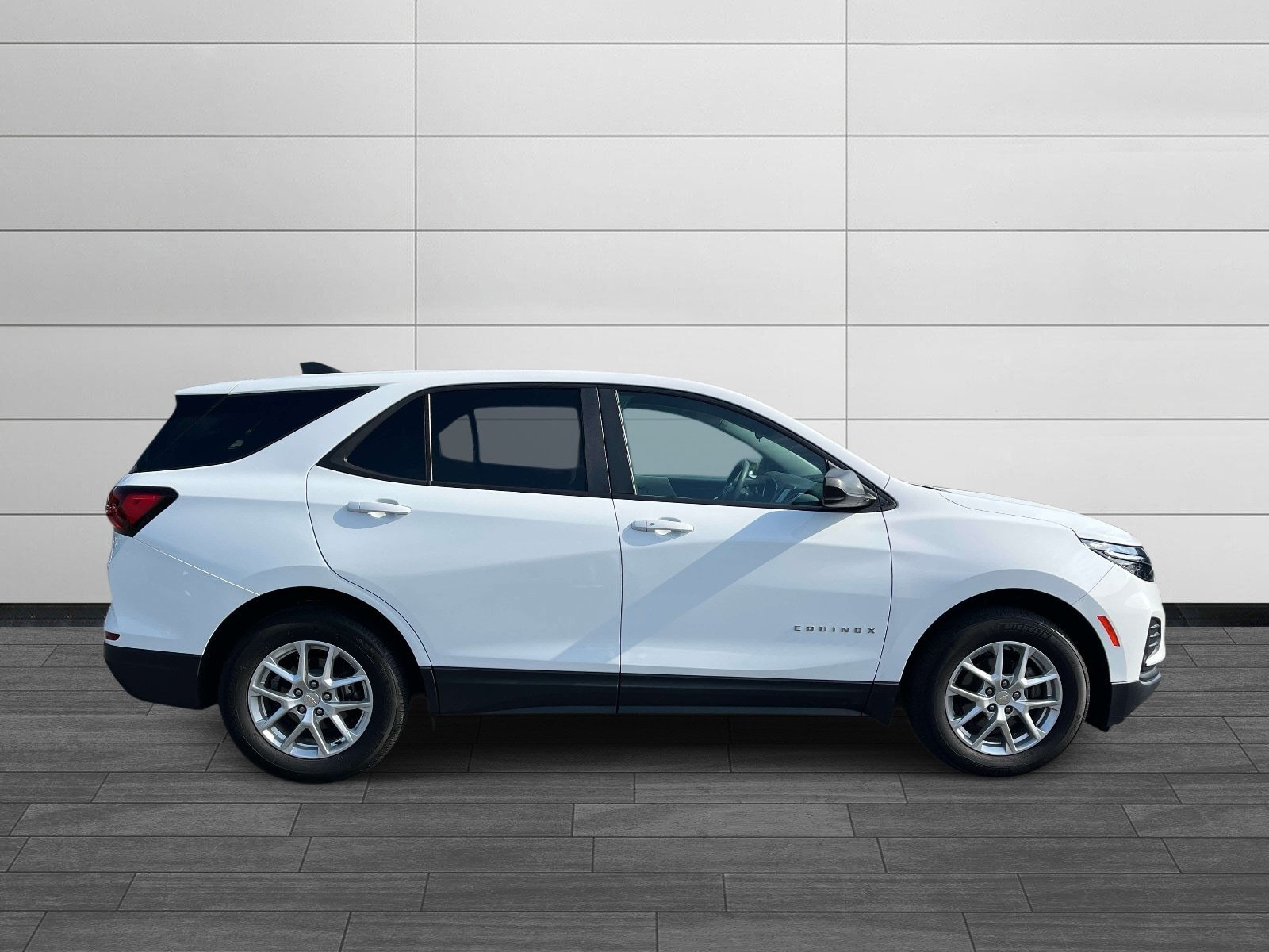 Used 2023 Chevrolet Equinox LS w/ LS Convenience Package FWD image 2