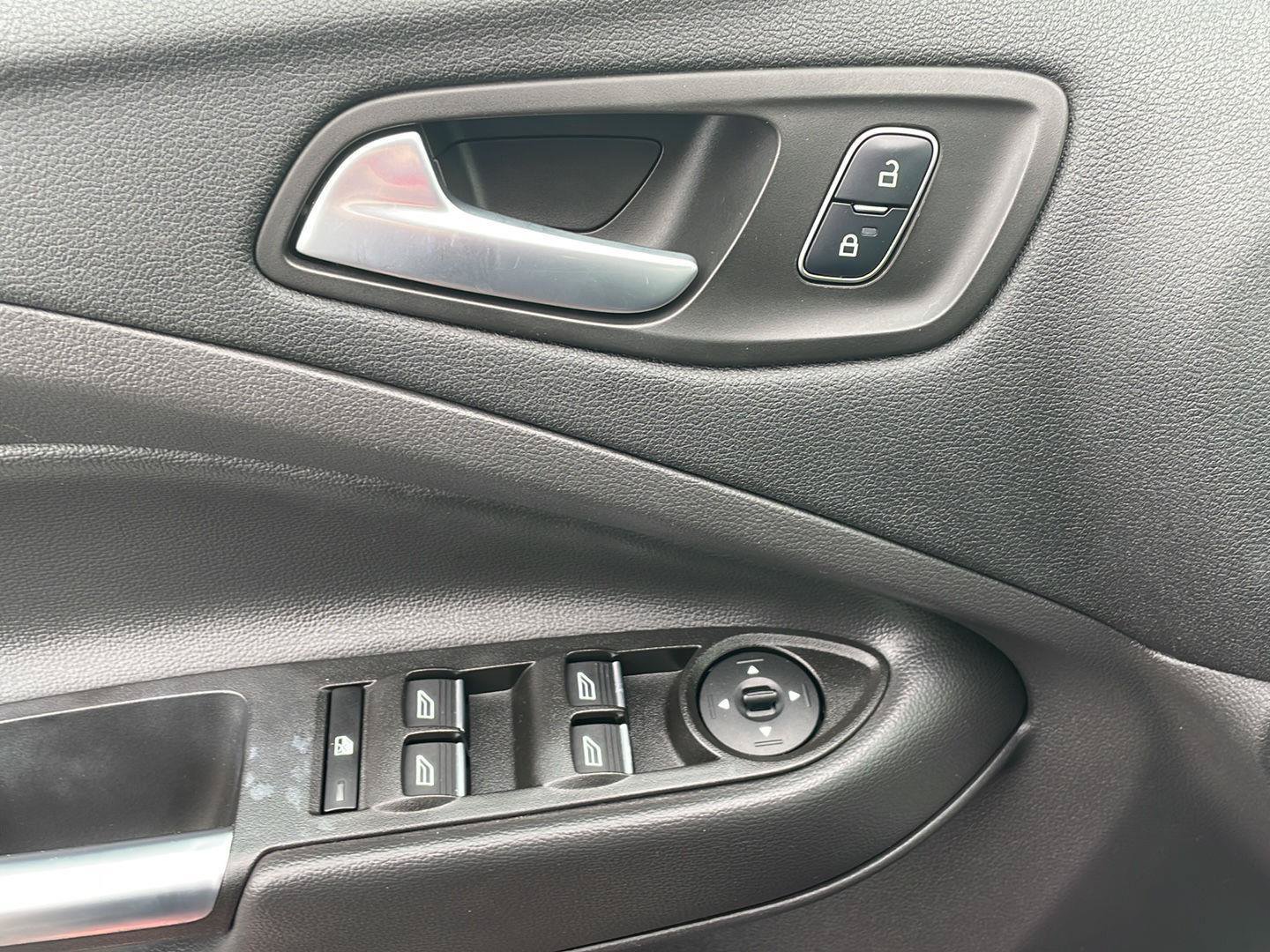 Certified 2017 Ford C-MAX Energi SE FWD image 10