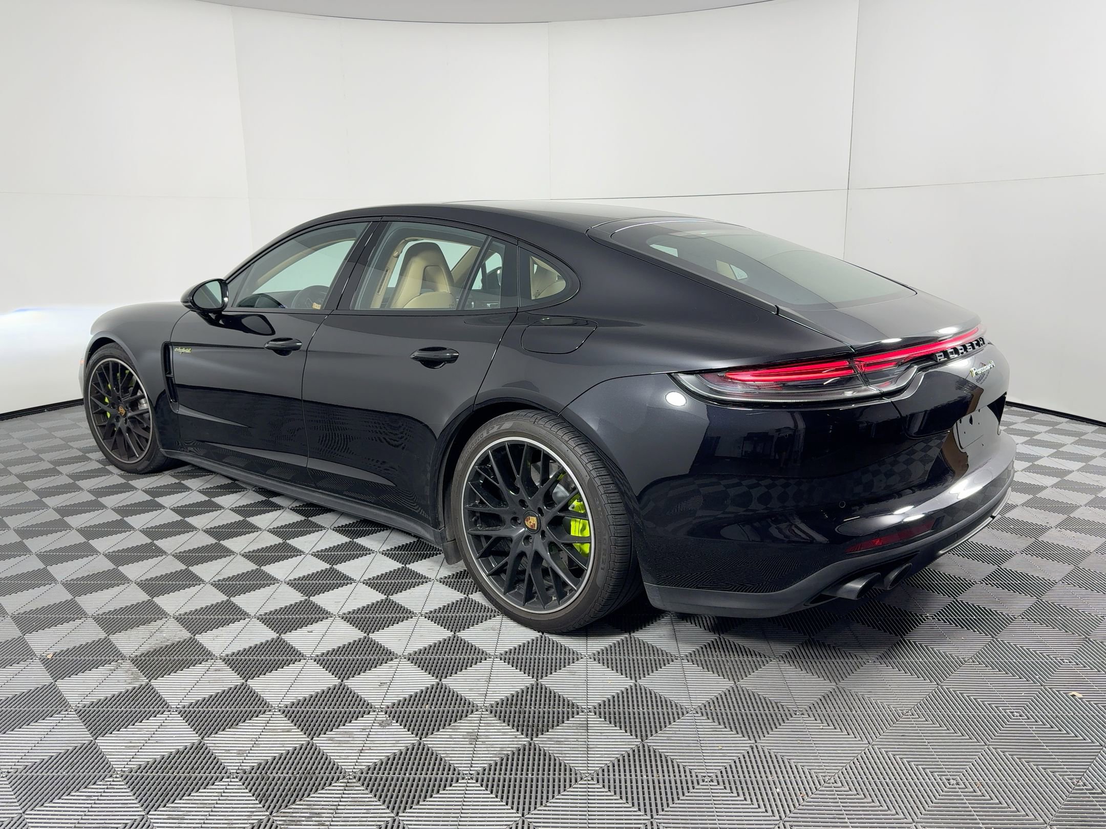 Certified 2023 Porsche Panamera 4 image 3