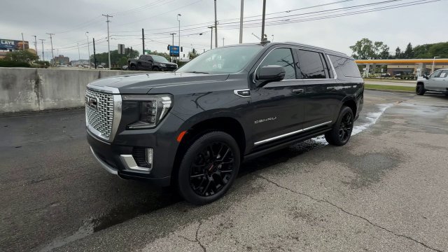 Used 2022 GMC Yukon XL Denali w/ Advanced Technology Package AWD/4WD image 4