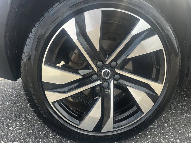 Certified 2023 Volvo XC40 B5 Plus w/ Protection Package Premier image 16