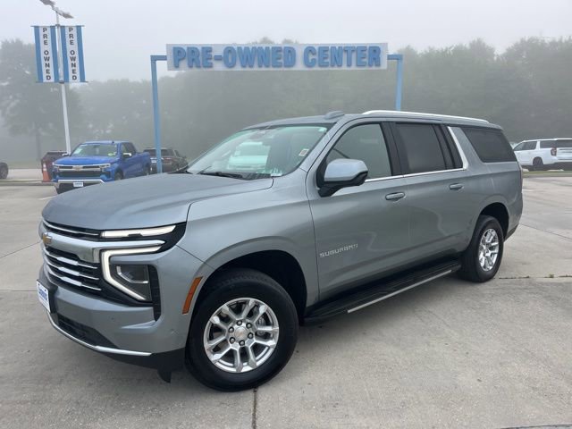 Used 2025 Chevrolet Suburban LT image 2