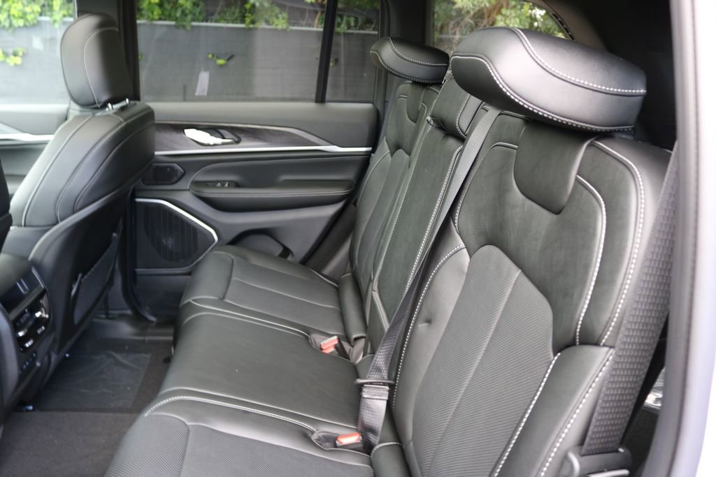 New 2026 Jeep Grand Cherokee Limited AWD/4WD image 16