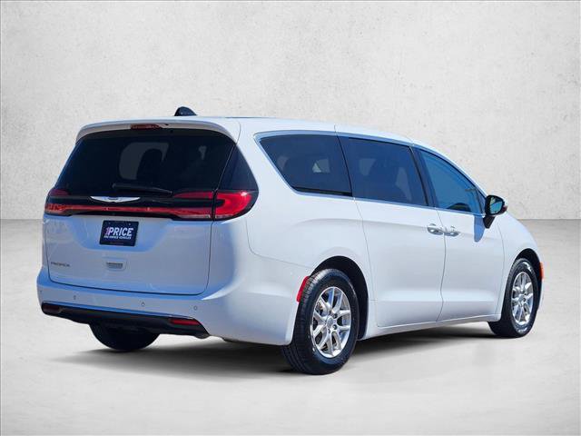 Used 2023 Chrysler Pacifica Touring-L image 5