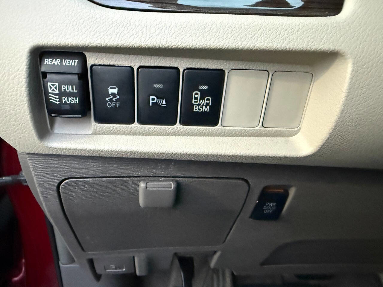 Used 2015 Toyota Sienna image 97