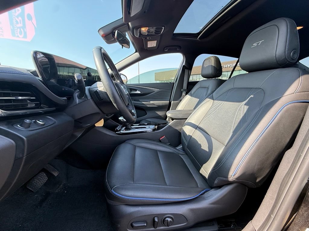 Used 2025 Buick Envista Sport Touring w/ Experience Buick Package FWD image 21