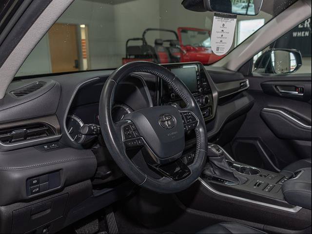 Used 2021 Toyota Highlander XLE AWD/4WD image 11