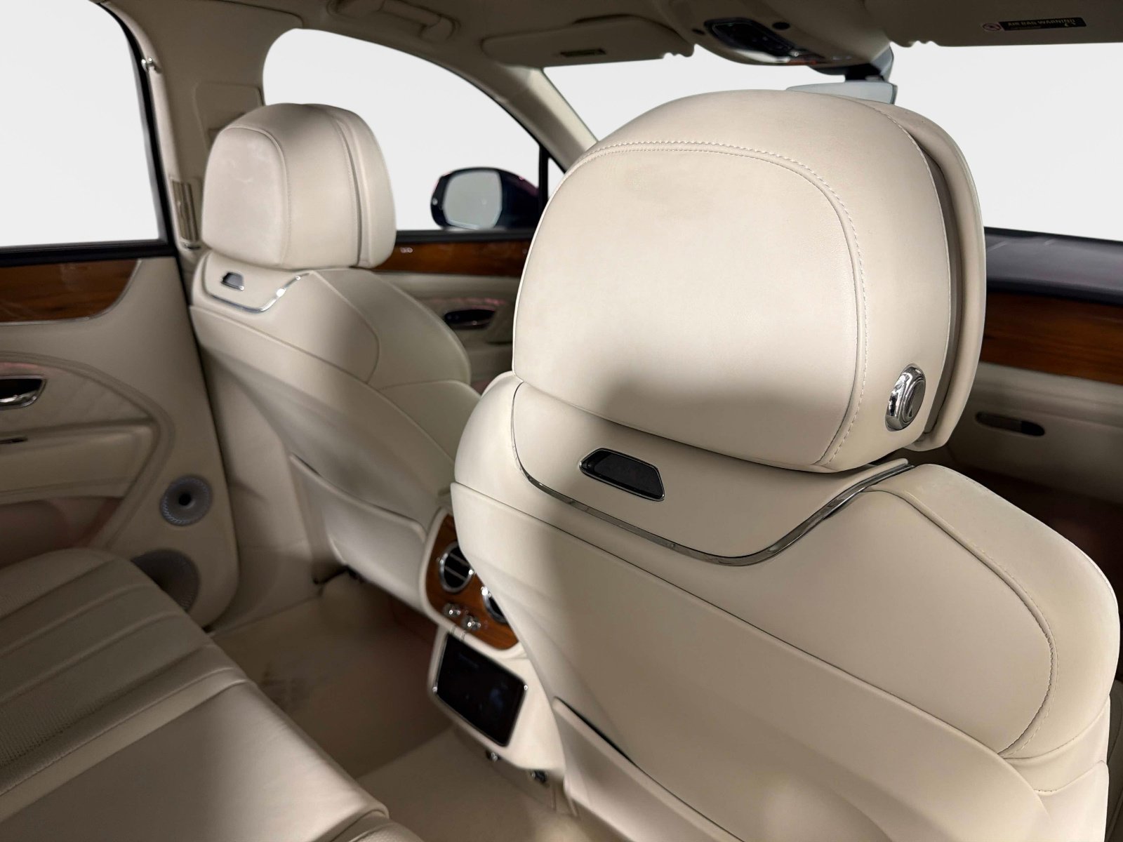 Used 2024 Bentley Bentayga Plug-In Hybrid image 29