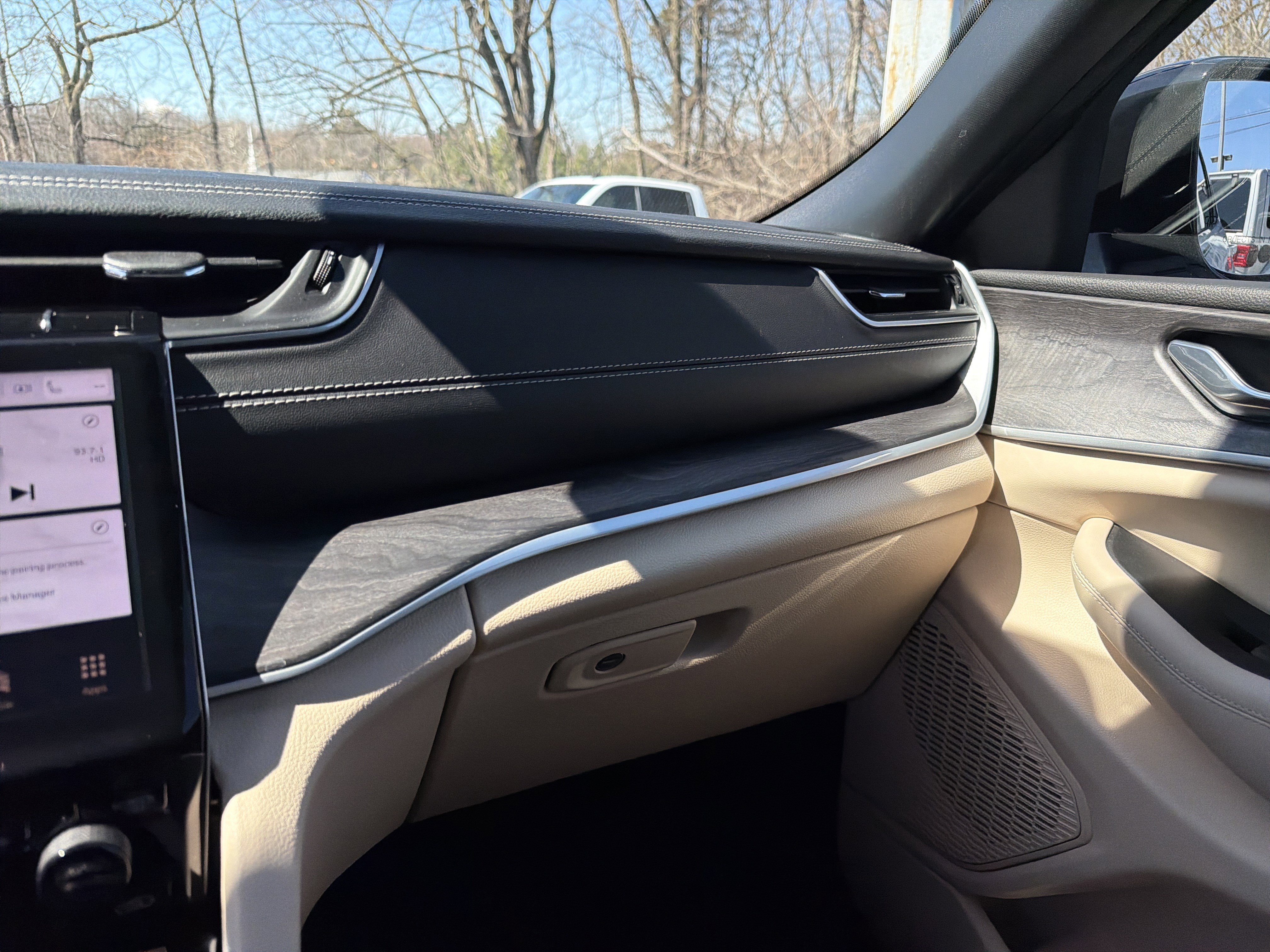 Certified 2025 Jeep Grand Cherokee L Limited w/ Luxury Tech Group II image 21