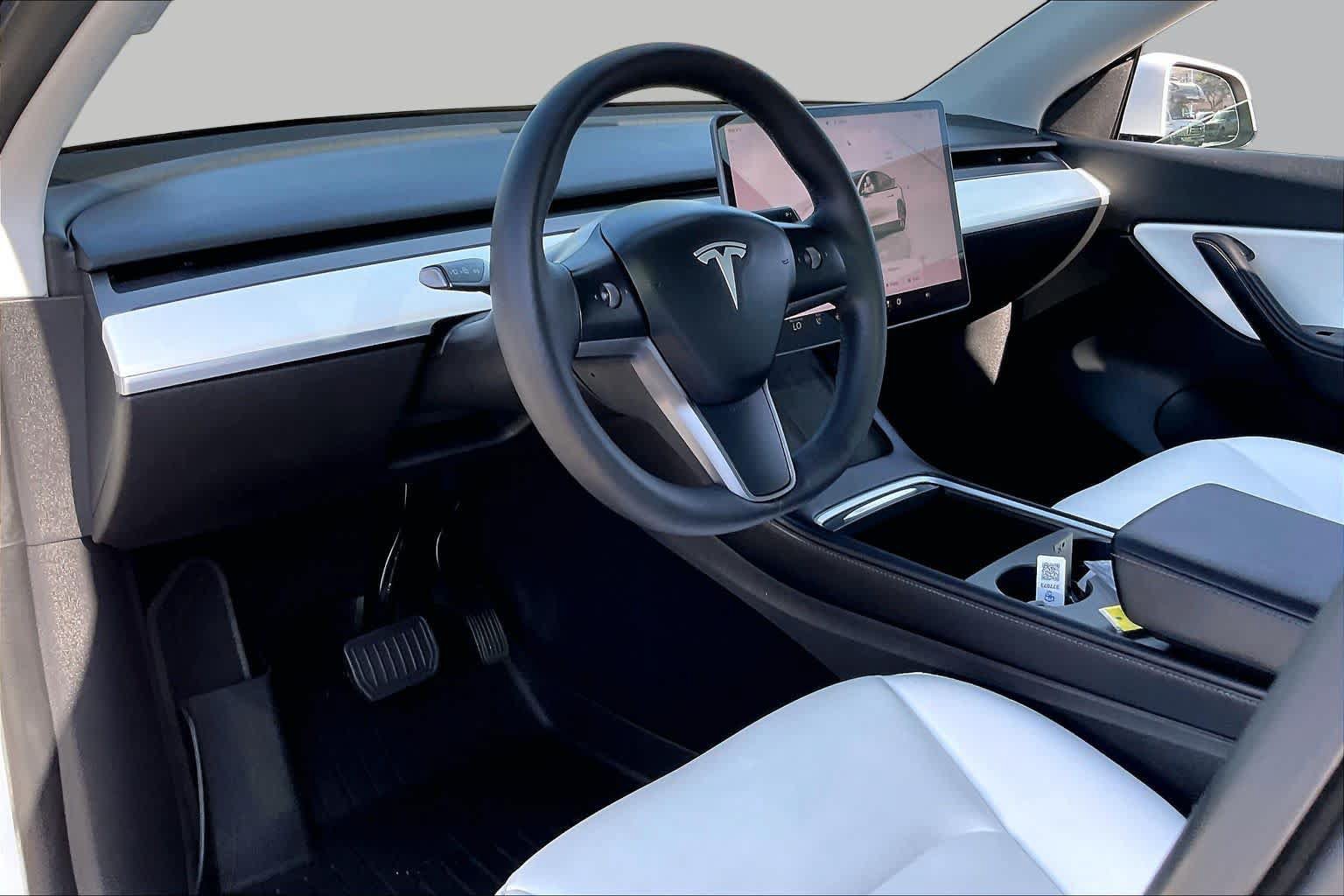 Used 2022 Tesla Model Y Long Range AWD/4WD image 16