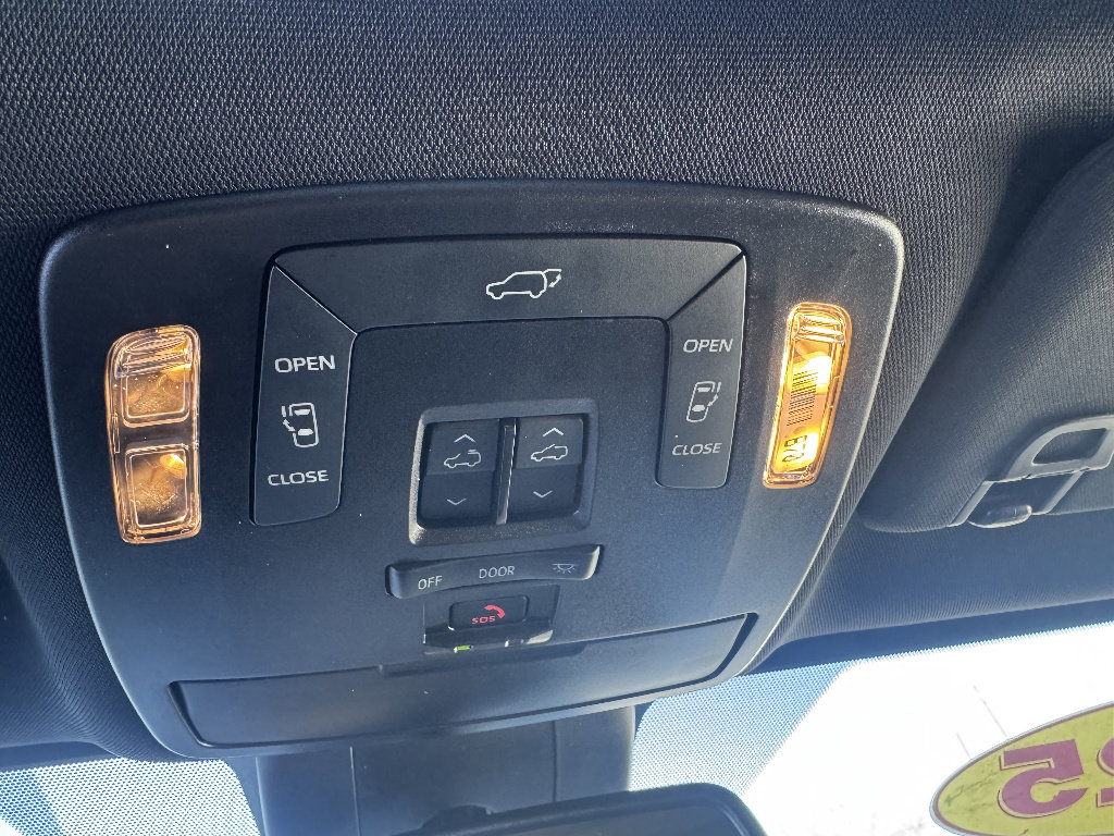 Used 2025 Toyota Sienna XLE Woodland Edition image 24