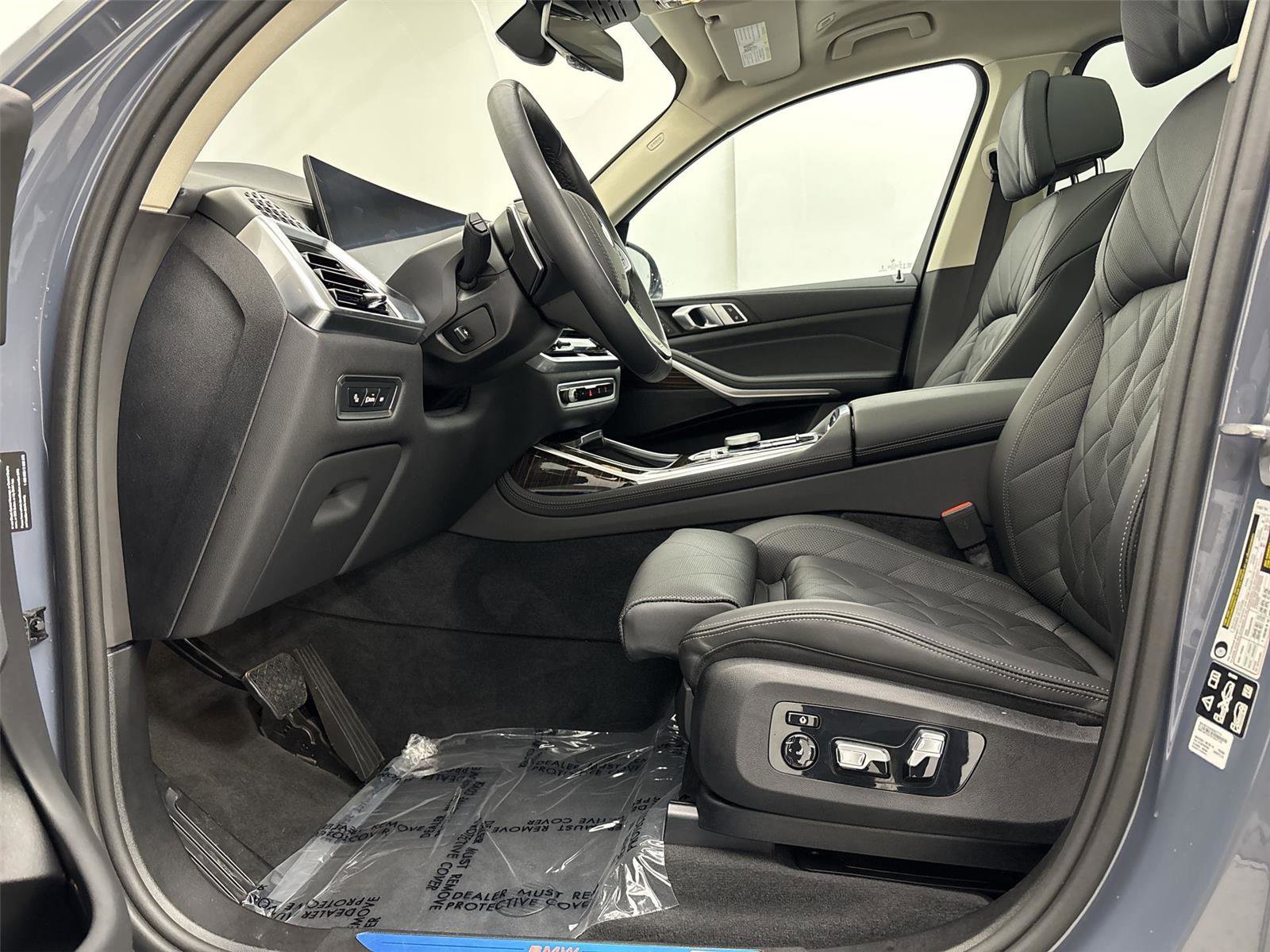 Used 2025 BMW X7 xDrive40i w/ Climate Comfort Package image 25