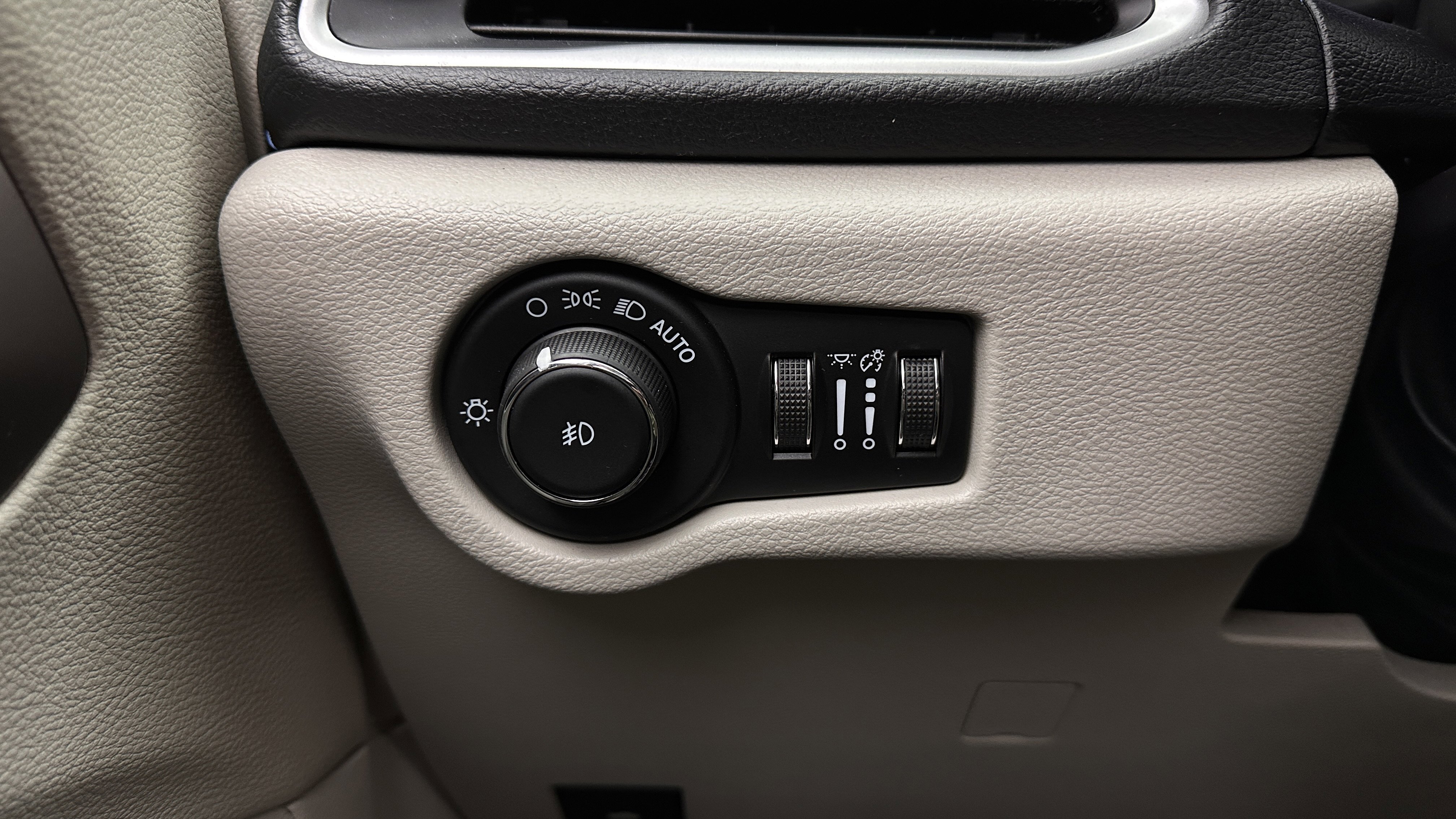 Used 2021 Chrysler Pacifica Touring-L FWD image 19