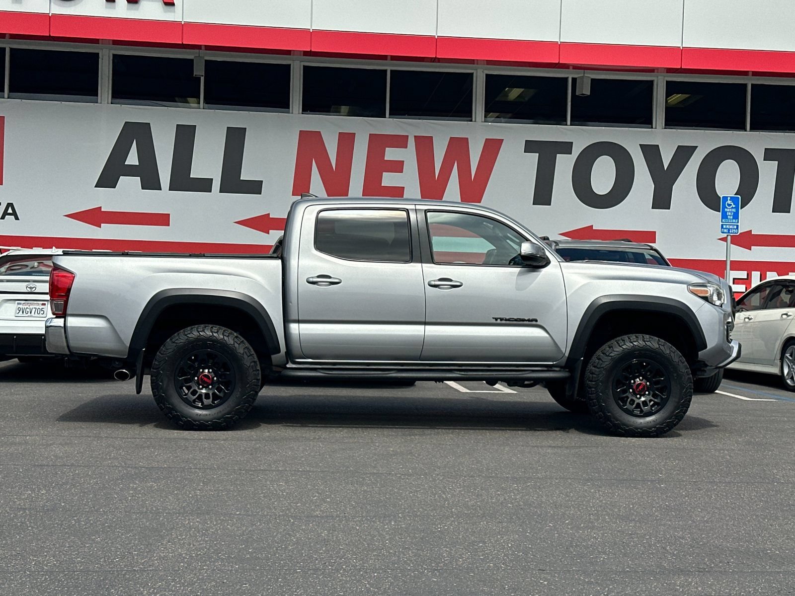 Used 2017 Toyota Tacoma TRD Off-Road w/ Tow Package (A/T) AWD/4WD image 6