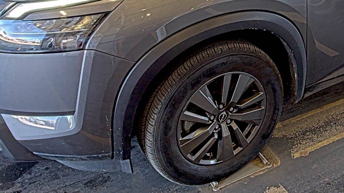 Used 2024 Nissan Pathfinder SV image 10