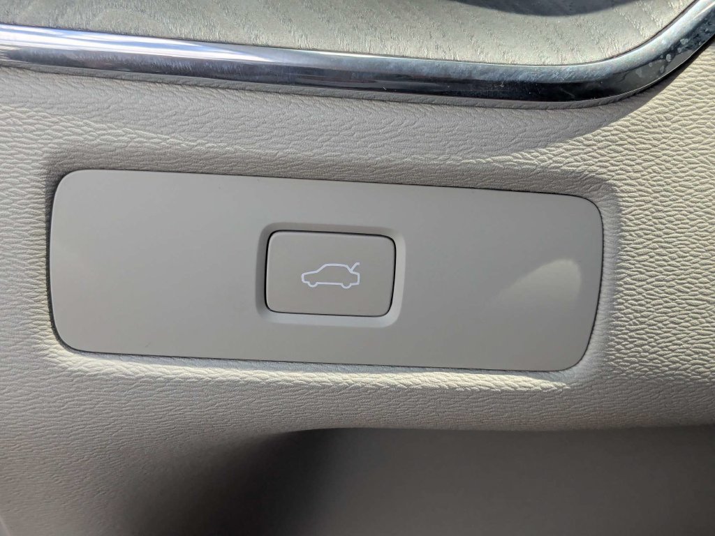 Certified 2024 Volvo XC60 B5 Plus w/ Protection Package Premier AWD/4WD image 33