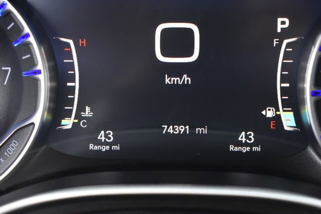 Used 2023 Chrysler Pacifica Touring-L FWD image 27