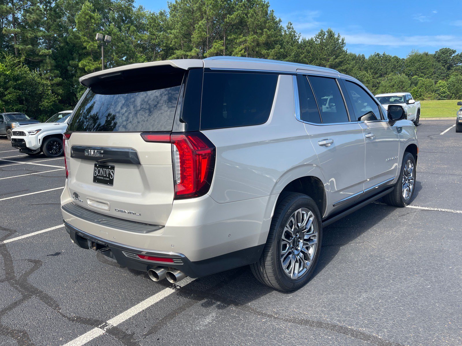 Used 2023 GMC Yukon Denali Ultimate AWD/4WD image 17