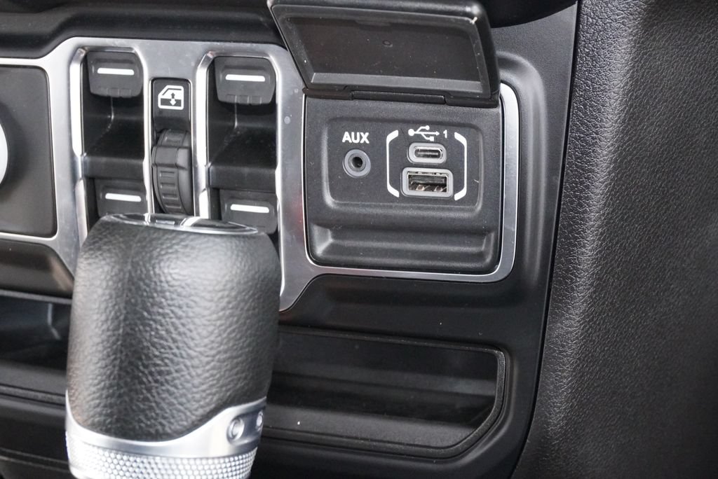 Used 2025 Jeep Wrangler Unlimited Sahara AWD/4WD image 15