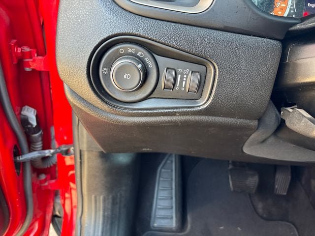 Used 2017 Jeep Renegade Latitude AWD/4WD image 30