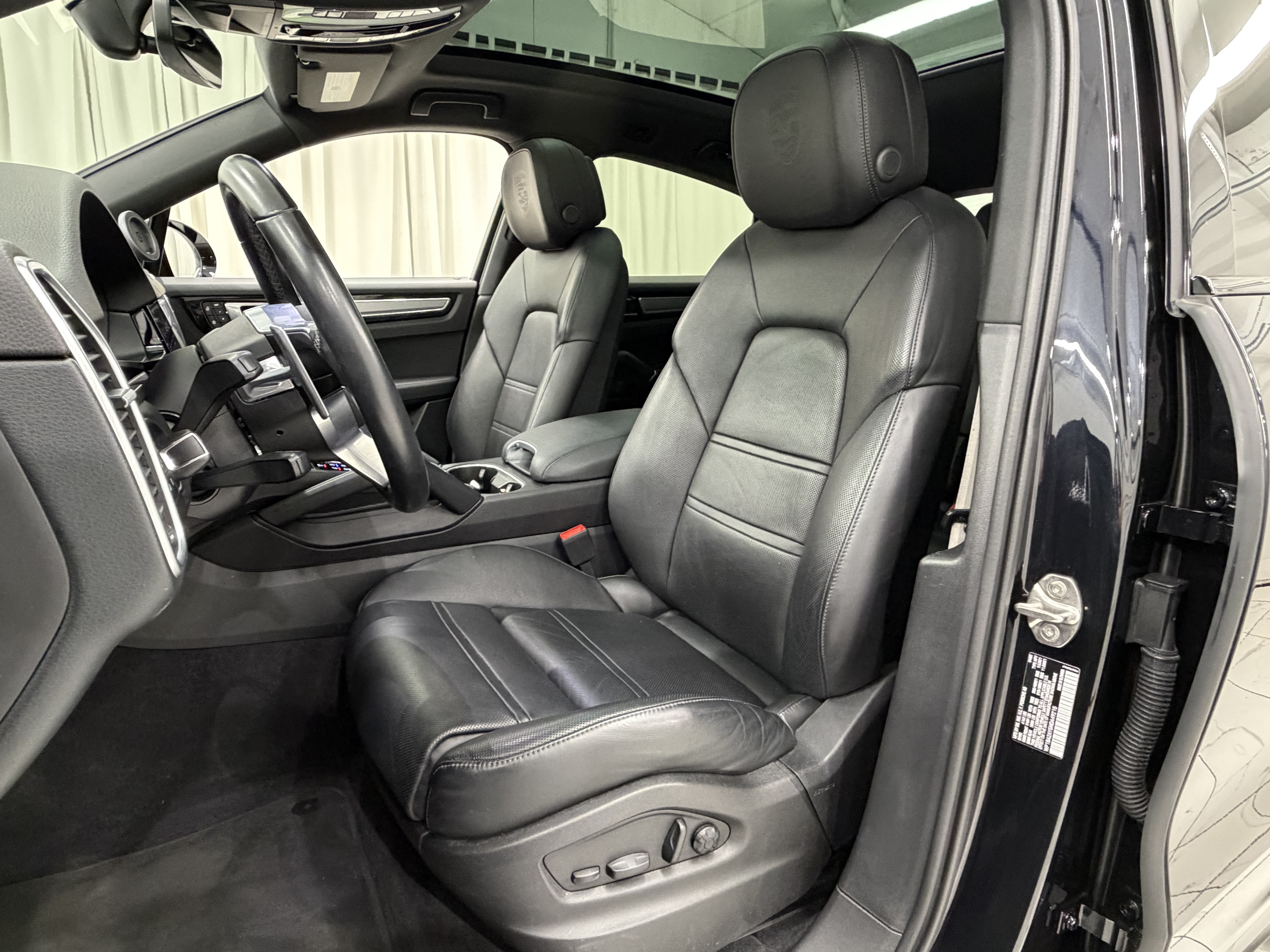 Certified 2022 Porsche Cayenne Platinum Edition AWD/4WD image 31