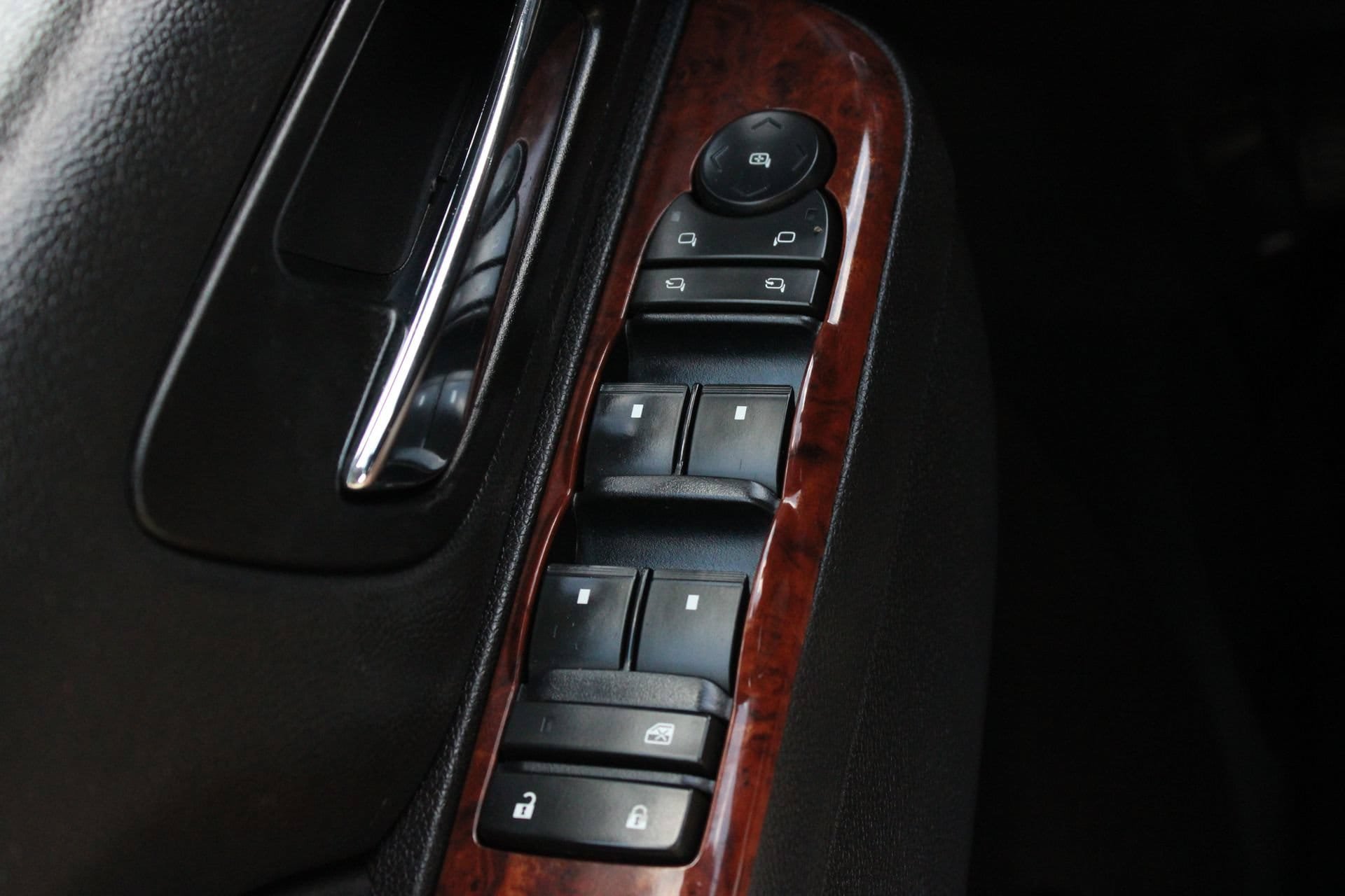 Used 2013 Chevrolet Avalanche LTZ AWD/4WD image 28