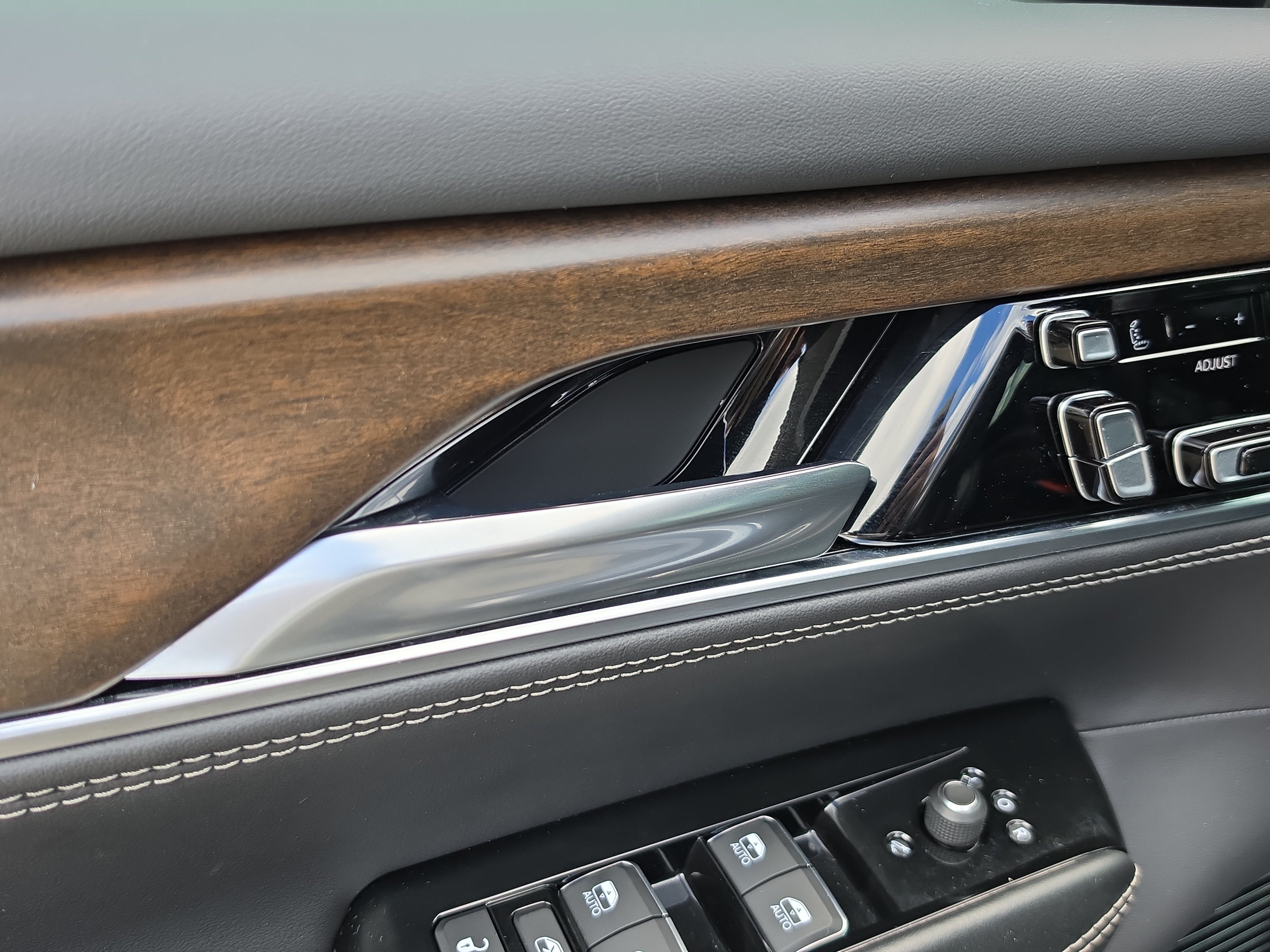 Used 2023 Jeep Grand Wagoneer Series II AWD/4WD image 20