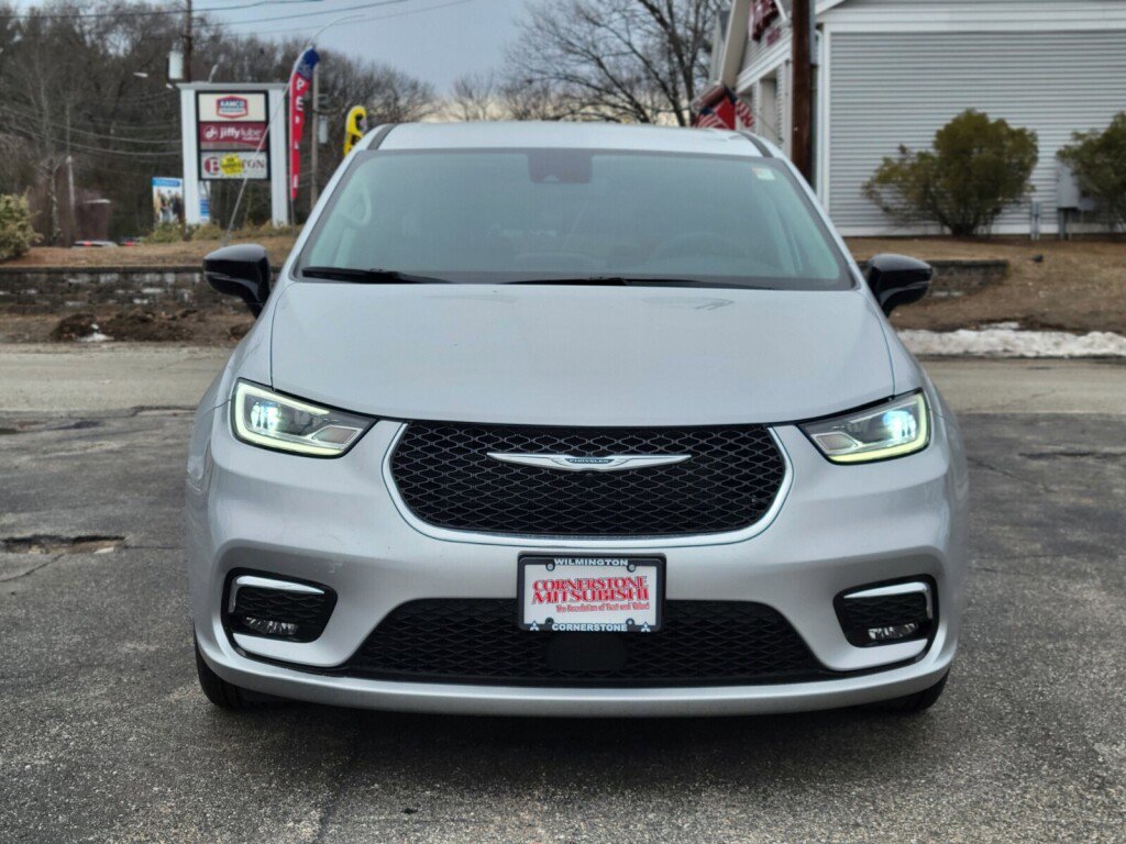 Used 2024 Chrysler Pacifica Touring-L image 8